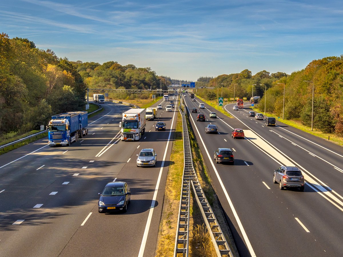 Werknemers in de banden- en wielenbranche die verder dan 10 km van hun werk wonen, hebben sinds de cao van 2023 recht op een reiskostenvergoeding. Hoe zit dat precies? Lees meer op bit.ly/3BSVizJ