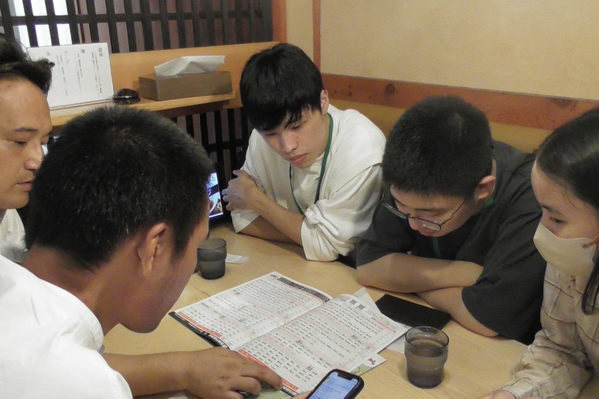 otaniuniv_staff's tweet photo. 【NEWS】
10/19（土）、京丹後市をフィールドとして、コミュニティデザイン学科の野村ゼミの学生が考案した野外活動ゲーム「モビリティロゲイニング＠京丹後」が開催されました。

当日は、親子参加の方を含め10名の市民の方が参加。学生との混合で6班に分かれてゲームを行いました。 https://t.co/DXHyDgrXGT
