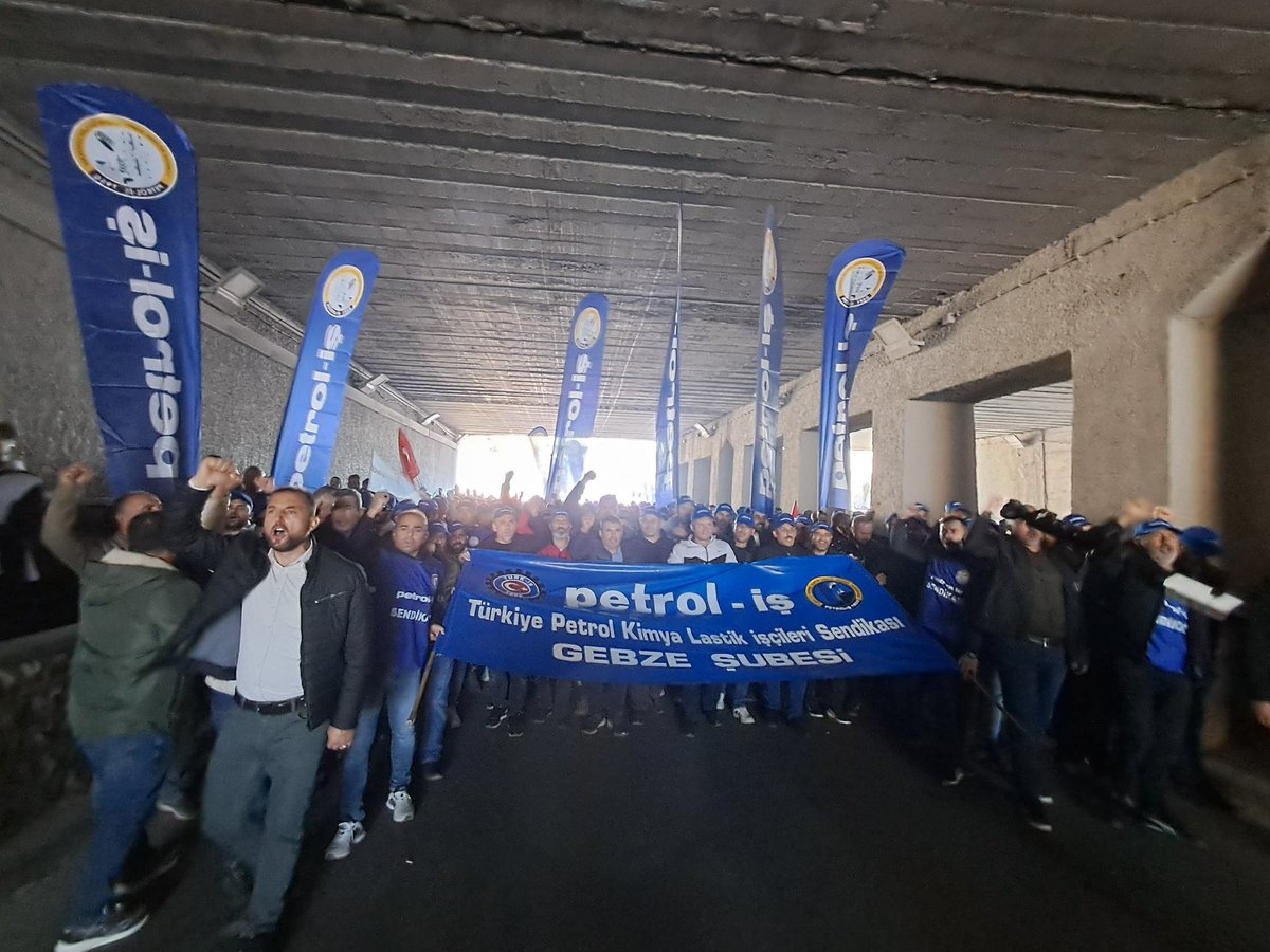 Petrol-İş Gebze şubesine bağlı işçiler Ankara Tendoğan meydanında Emekçinin sesini duymak istemeyenlere, daha yakın mesafeden seslenmek için birleştiler.
Geçinemiyoruz,vergide,gelirde ve Ülkede adalet istiyoruz diye seslendiler.
#YaşasınÖrgütlüMücadelemiz 
#VergideAdeletİstiyoruz