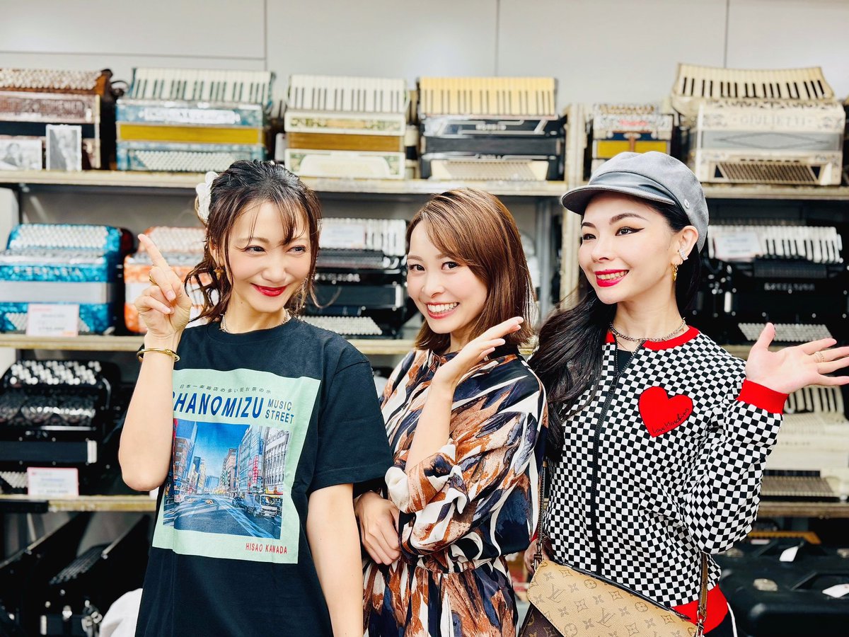 お茶の水熱烈楽器祭2024が終わって谷口楽器さんへ行くと、レッスン終わりのクロマチックハーモニカ山下伶ちゃんに会えて嬉しかった〜😍✨
束の間の再会ありがとう❤️

谷口楽器さんいろいろお手伝いいただきありがとうございました❤️
CDも置いてくださり感謝感激です✨

皆様、是非谷口楽器さんへ✨