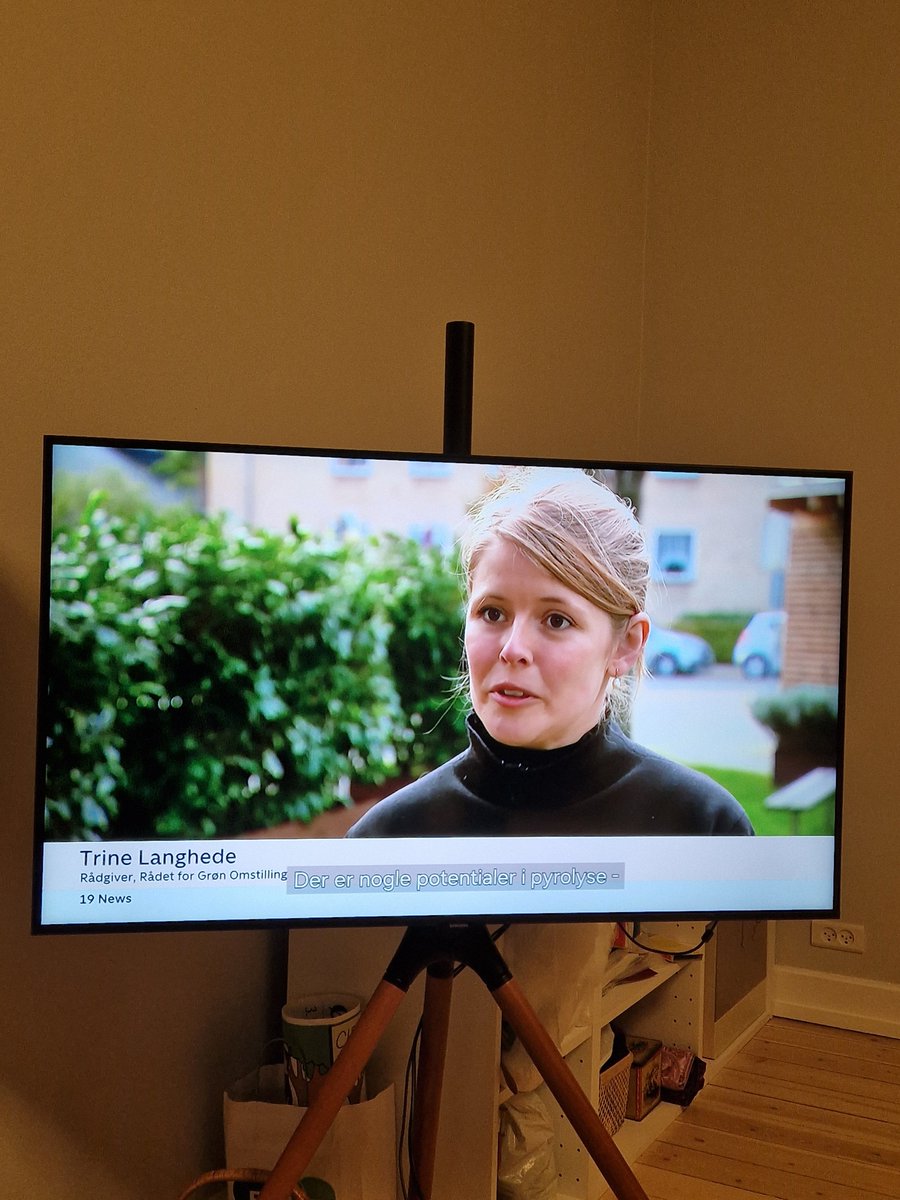 Jeg fik i lørdags lov at tale lidt om pyrolyse i 19-nyhederne på <a href="/tv2danmark/">TV 2 Danmark</a> i anledning af nyt anlæg der bruger spildevandsslam. Pyrolyse kan fjerne nogle stoffer fra slam👍
Men vi mangler stadig viden om fx PFAS i biokul og hvad biokul gør ved markerne #dkmedier #dkpol #dkgreen