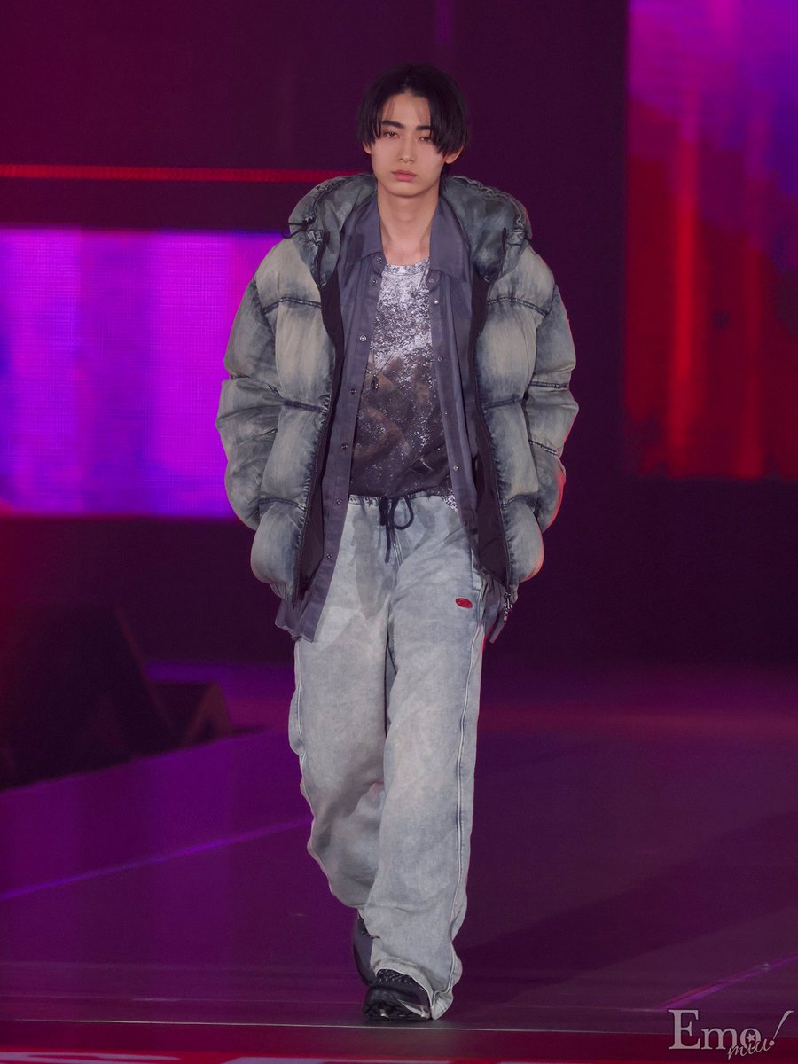 Emo_miu's tweet image. 💜#ガルアワ2024AW 💜

【MEN’S NON-NOステージ】
#豊田裕大、デニム×ダウンに注目!!エッジの効いたデニムセットアップでランウェイに登場👖✨ グランプリも発表👑🦌＜イベントレポ＞

[📸Emo!写真はこちら▼]
🔗emomiu.jp/news/200458/

@GirlsAward #ガルアワ #メンノン 
 #Emomiu💜