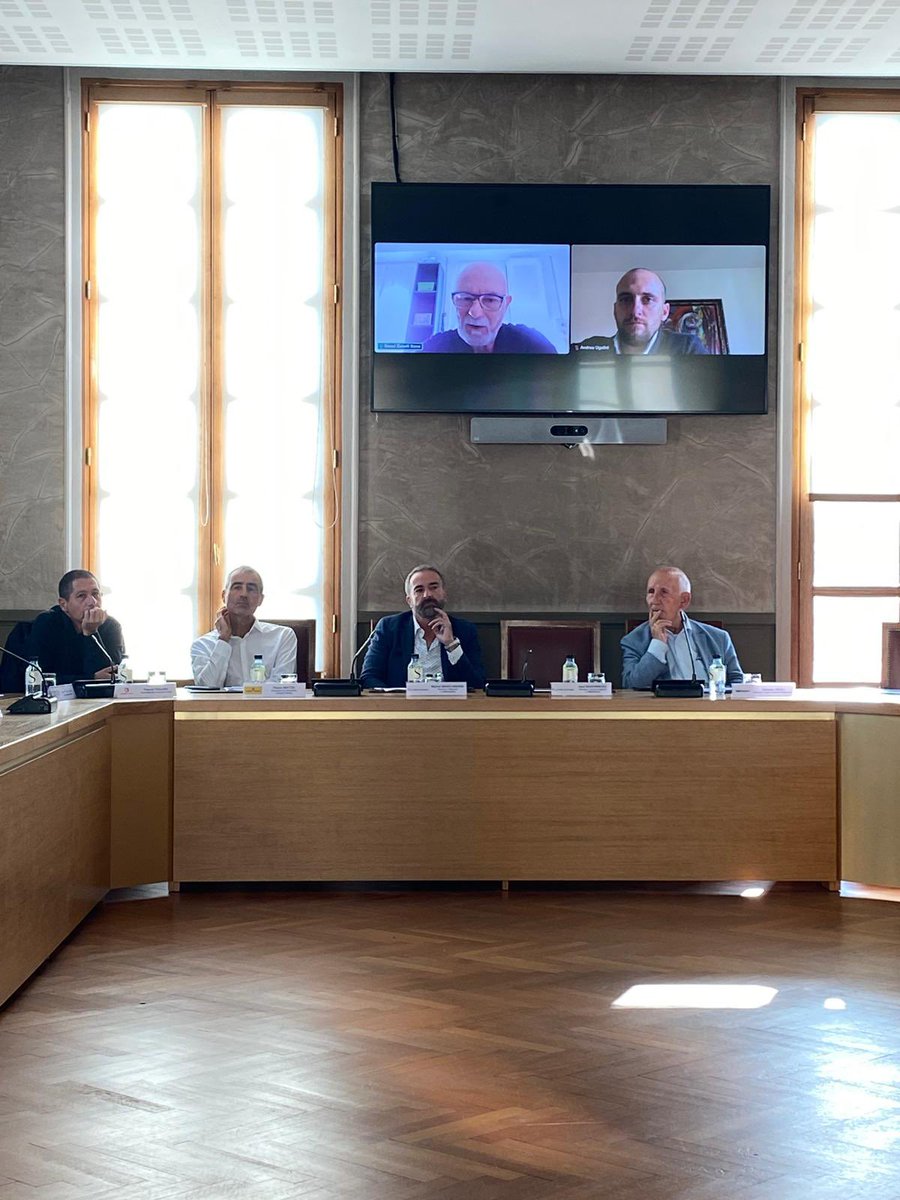 Réunion de concertation sur les transports maritimes et aériens, organisée par l’UMIH et <a href="/CciCorse/">EPCI de Corse</a>.
Analyse de l’année, point sur les dossiers stratégiques, échange avec les socio-professionnels et les compagnies sur la mise en œuvre d’un modèle touristique compétitif et durable.