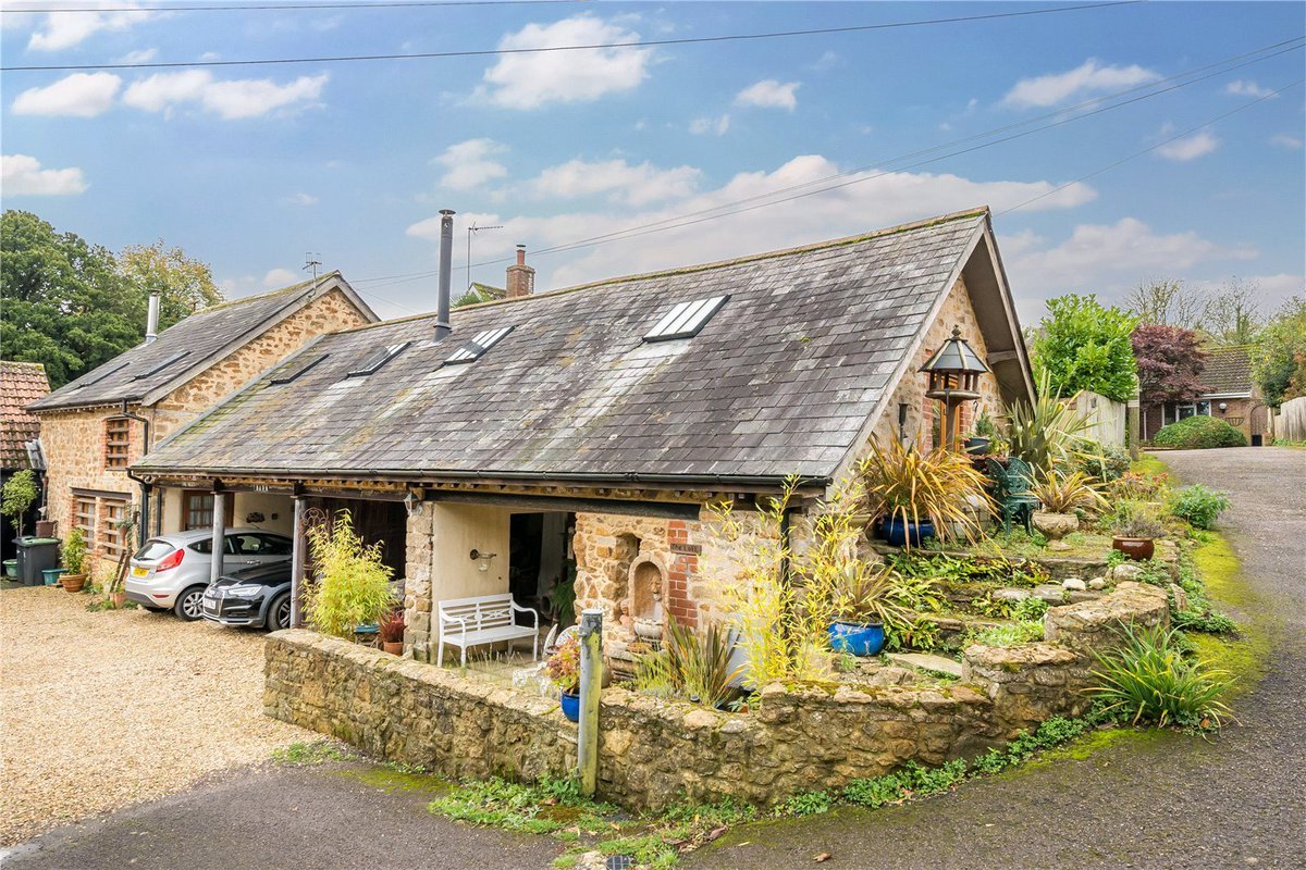 JSBridport's tweet photo. New instruction
#Symondsbury #Bridport #Dorset
The Loft is a truly magical #GradeIIlisted two bedroom #barnconversion in a pretty courtyard setting with covered parking and courtyard garden, close to the #Jurassiccoastline. Guide price £325,000.
https://t.co/VUvjU37lyA https://t.co/daaDN5OS8V