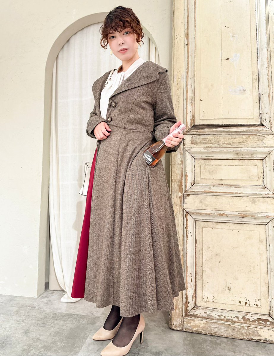 去年大人気だったエレガントなコートに、使いやすい無地が出ます