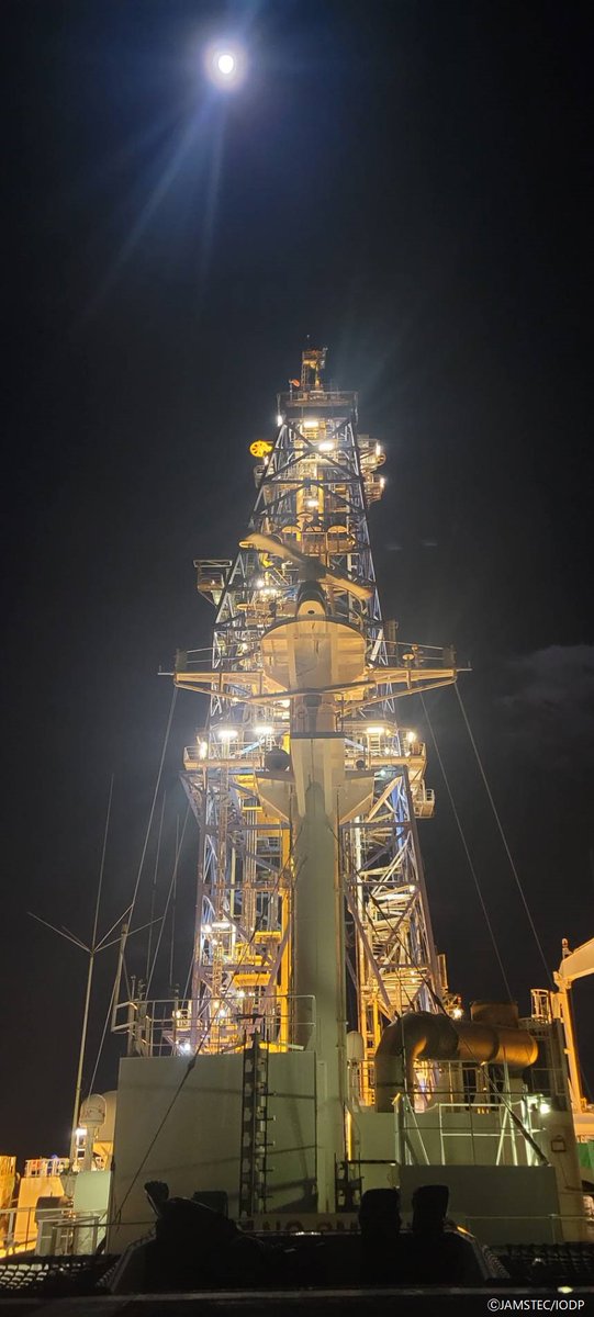 Chikyu_JAMSTEC's tweet image. 10/17 (Thu) Coring operations &amp;amp; #coresample analysis continue on #Chikyu. 
The photo on the left shows the core liner being prepared to be cut for the inner barrel. 
We also were happy to see the #Supermoon🌕🐰from the ship - did you see it❓

#JTRACK #IODP #JAMSTEC