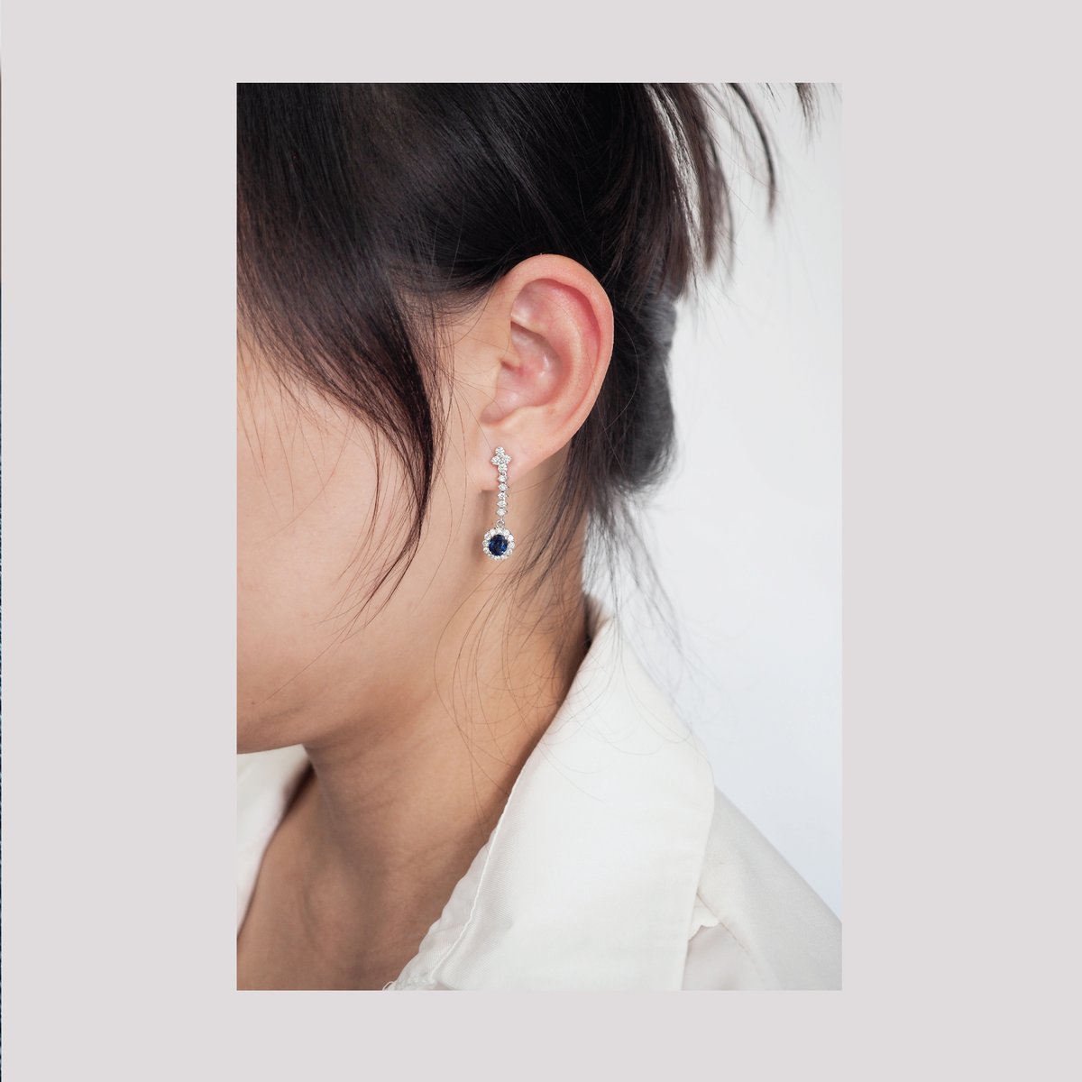 petchgems's tweet photo. ความหมายของไพลิน คือ ความสำเร็จ ความจริง ความปลอดโปร่งราบรื่น และจิตใจอันประเสริฐ ส่งเสริมความสัมพันธ์ของชีวิตรัก และชีวิตครอบครัว ทวีปยุโรปในบางประเทศ นิยมใช้พลอยไพลินเป็นแหวนหมั้น  เพราะเชื่อว่าเป็นสัญลักษณ์แห่งความรักที่มั่นคง และซื่อสัตย์ https://t.co/VLaTlcy6eZ