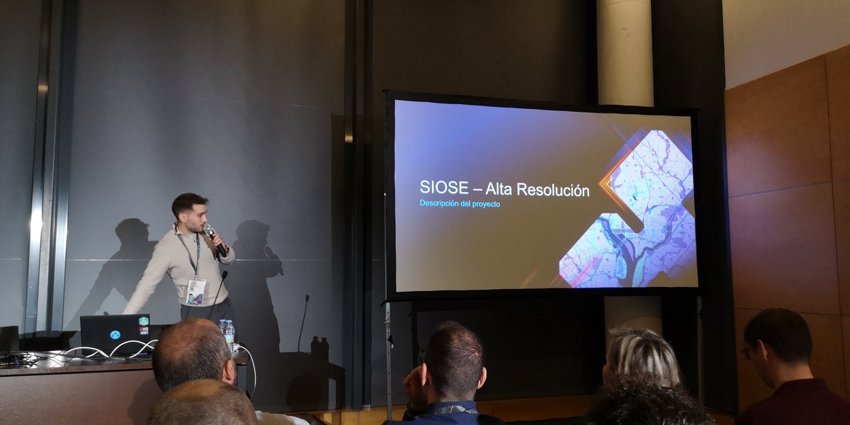 IGNSpain's tweet photo. 📢 El equipo SIOSE del @IGNSpain ha participado en la Conferencia ESRI España 2024.
🌍 Durante el evento, se presentaron algunos de los últimos avances del proyecto #SIOSE, destacando el geovisualizador interactivo desarrollado en colaboración con el CNIG y @Esri_Spain
🔍 Este geovisualizador permite realizar consultas de los datos SIOSE de forma sencilla a través de internet, facilitando el acceso a usuarios sin necesidad de softwares ni conocimientos técnicos avanzados sobre la ocupación del suelo. 🖥️
👀 ¡Sigue explorando el territorio con nuestras herramientas interactivas! 👉 https://t.co/EA9vBswH5P
📎 Más información en: 👇
https://t.co/tHBA2FJdCP
#IGNSpain #CNIG @transportesgob #CEsri24 #Conferencia #SIOSE #GeoAI #GIS @IDEESpain