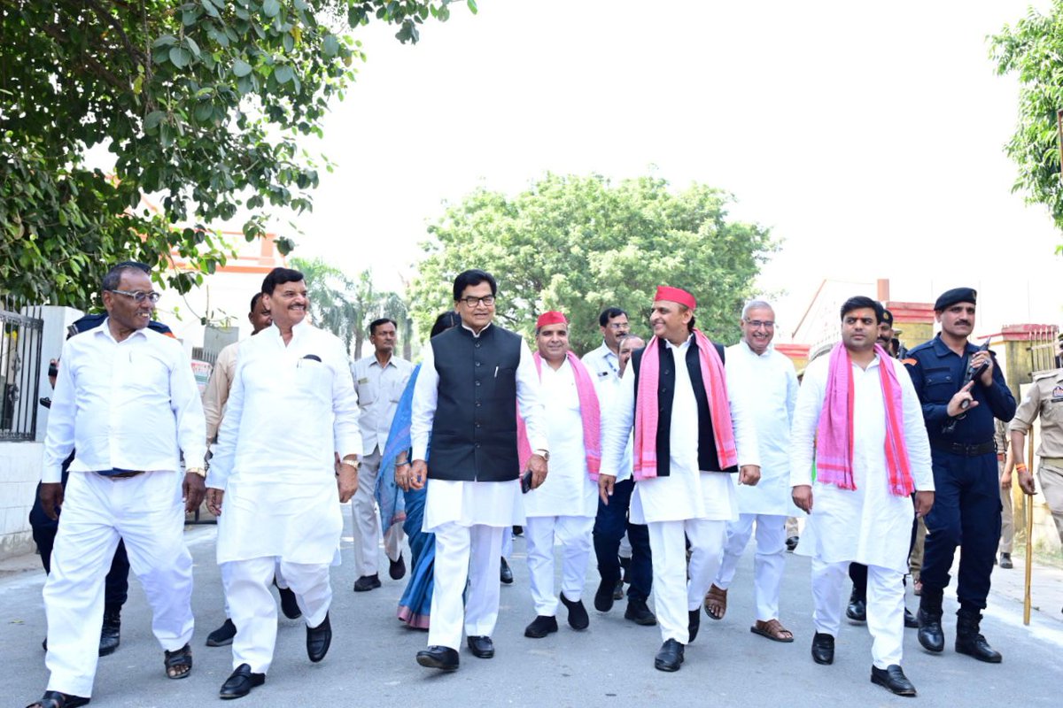 samajwadiparty's tweet photo. माननीय राष्ट्रीय अध्यक्ष श्री अखिलेश यादव जी की उपस्थिति में मैनपुरी कलेक्ट्रेट में करहल विधानसभा उपचुनाव हेतु समाजवादी पार्टी के प्रत्याशी श्री तेज प्रताप सिंह यादव जी ने अपना नामांकन पत्र दाखिल किया। https://t.co/zQOtFvaFK8