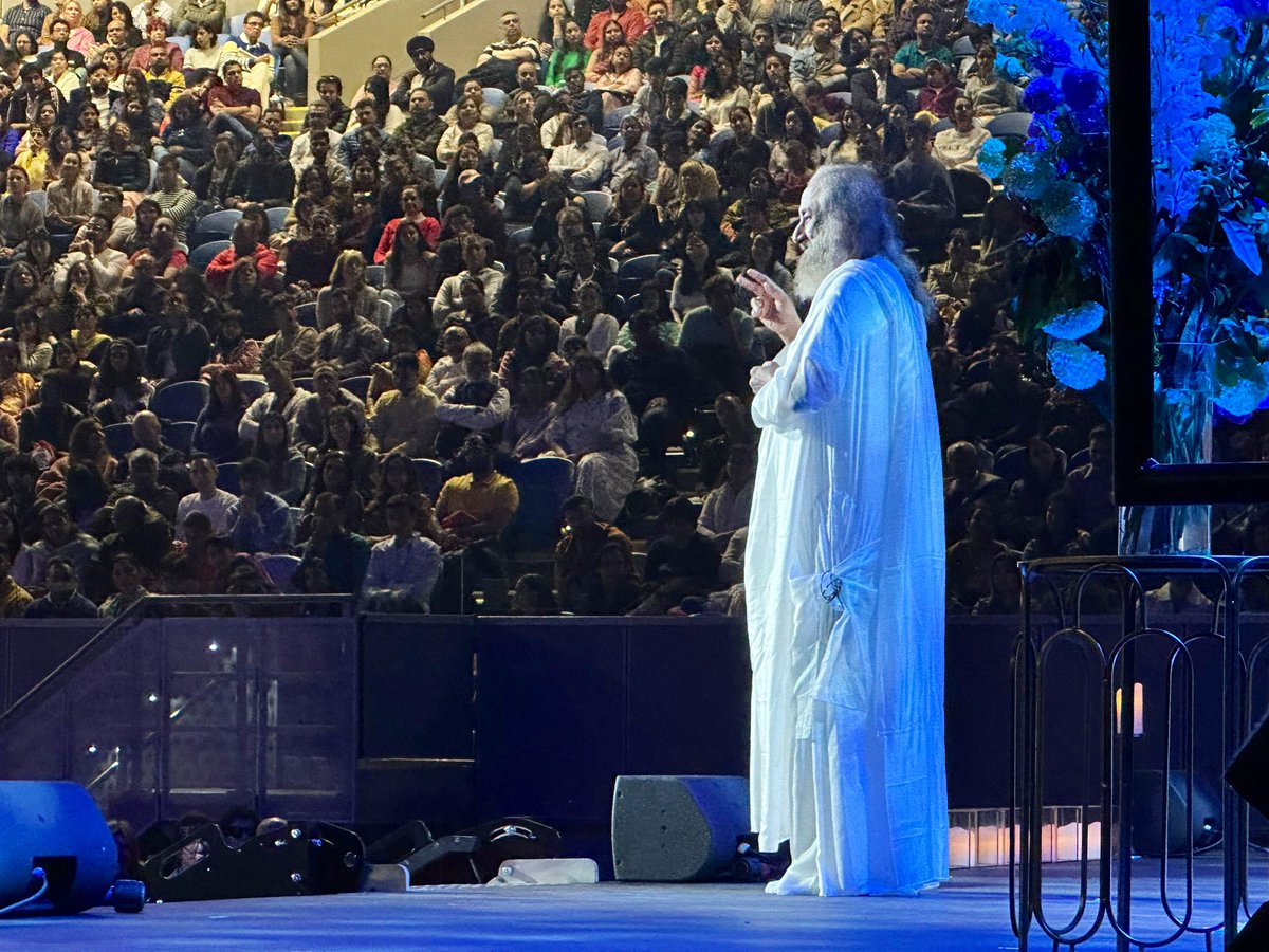 Gurudev's tweet photo. Often, you don’t know what you want. Once there is clarity about what you want, the next step is believing you can achieve it. Without that belief, it’s just wishful thinking. Nothing manifests from wishful thinking. Meditation helps bring clarity about what you want and cultivates the energy to make it happen.

Thousands gathered in Melbourne for an evening of meditation and wisdom.