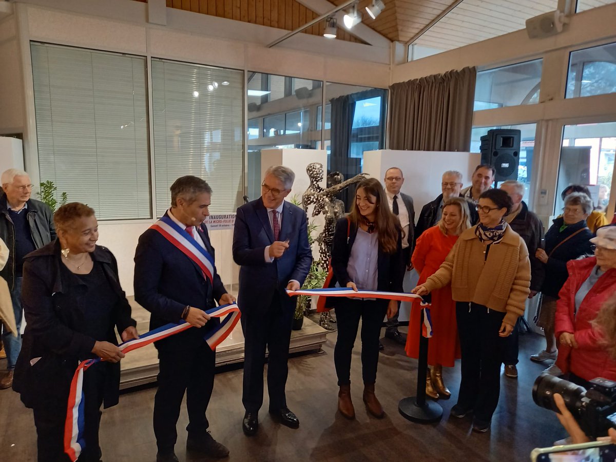 #Culture | Le sous-préfet d'#Arcachon Jean-Louis AMAT a inauguré ce samedi la #MicroFolie d'Arès.

🖼️Développé par <a href="/LaVillette/">La Villette</a> et soutenu par l’État, ce musée numérique interactif offre un accès ludique et de proximité aux œuvres des plus grands musées nationaux.

En savoir ➕: