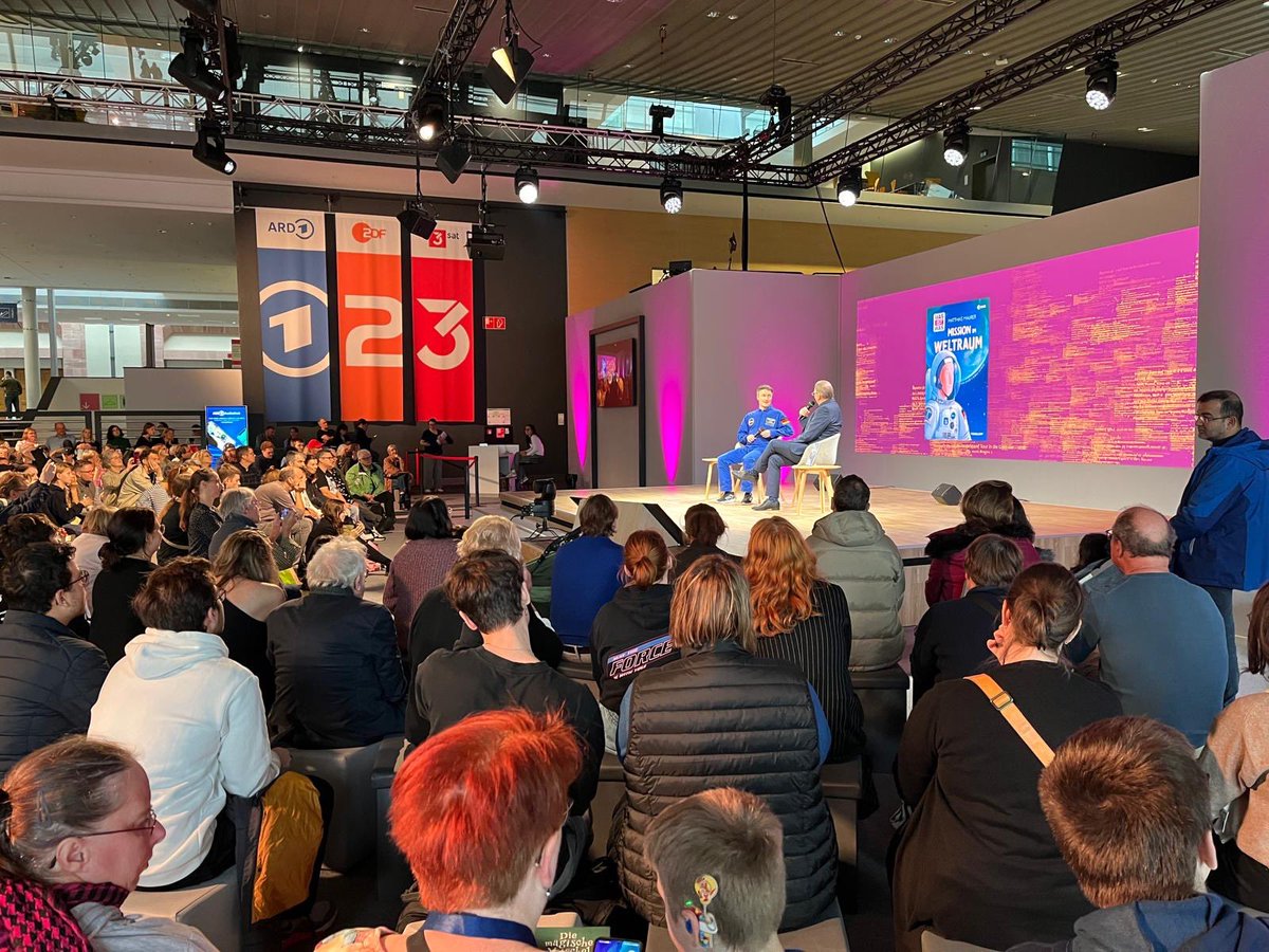 astro_matthias's tweet image. Ich bin überwältigt von eurem zahlreichen Erscheinen und dem großen Interesse an meinem neuen #WasIstWas Buch &quot;Mission Weltraum&quot;! #Tessloff

Es hat so viel Spaß gemacht, mit euch auf der @Book_Fair über die Abenteuer im All zu sprechen und eure Fragen zu beantworten. ✨

Ich…