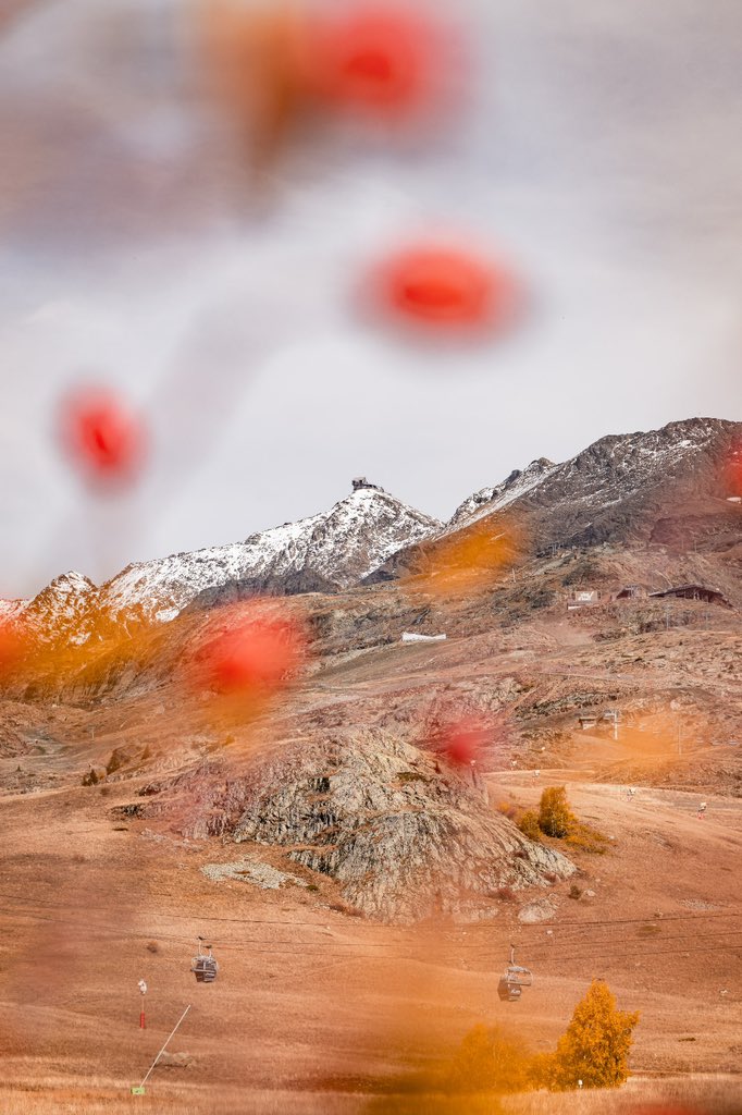 🍂 Clin d’œil du Pic Blanc qui veille sur le domaine en attendant le retour de l’hiver ! 

•

🍂 A nod to the Pic Blanc, which watches over the resort until winter returns ! 

•

📸 <a href="/lionel/">Lionel Henné</a>.royet.photo 

#stationdemontagne #alpedhuez #picblanc #automne #fallseason #paysage