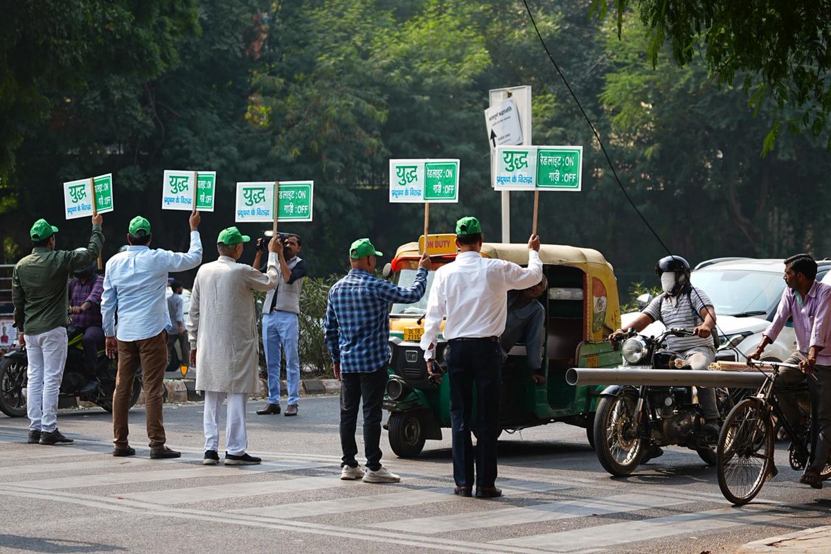 punjabkesari's tweet photo. हारेगा प्रदूषण, जीतेगी दिल्ली अभियान के तहत दिल्ली पर्यावरण मंत्री गोपाल राय ने दिल्ली के ITO पर 'Red Light On, Gaadi Off' अभियान की शुरुआत की। उन्होंने लोगों से रेड लाइट पर इंजन बंद कर प्रदूषण घटाने में सहयोग की करी अपील की
#RedLightOnGaadiOff #DelhiPollution #CleanDelhi #GopalRai #EnvironmentAwareness #PollutionControl #SustainableDelhi #GreenInitiatives #AirQuality #EcoFriendlyDelhi