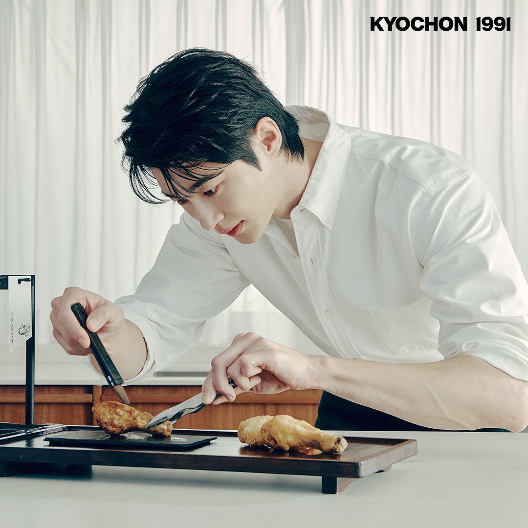 KYOCHON1991_'s tweet image. 교촌치킨의 NEW ICON!
변우석 배우와의 운명적 만남💛

1차 티저 공개 후
아무리 가려도 존재감이 ‘통통’ 튀었던
압도적인 비주얼의 NEW FACE!

많은 분들이 예상해 주셨던 바로 그분!
네 맞습니다🥰

교촌치킨의 새로운 얼굴은
이 시대의 ICON 변우석 배우입니다!