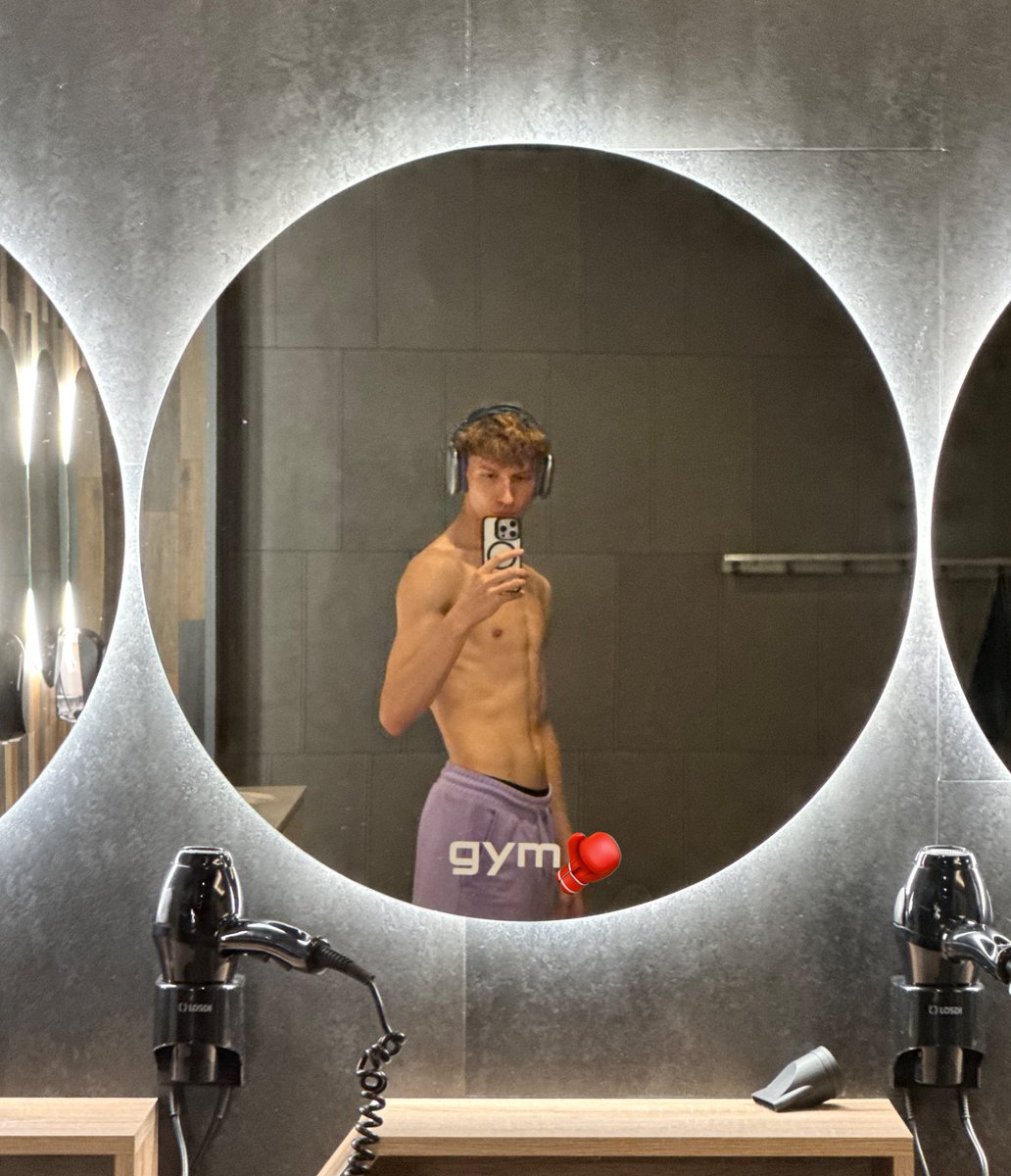 SilvestrasBelte's tweet photo. Just a reminder to drink water, stay hydrated  people 🥂 😶‍🌫️🧖🏻‍♀️🚰 #quenchyourthirst https://t.co/qN2Lq6LC6N
