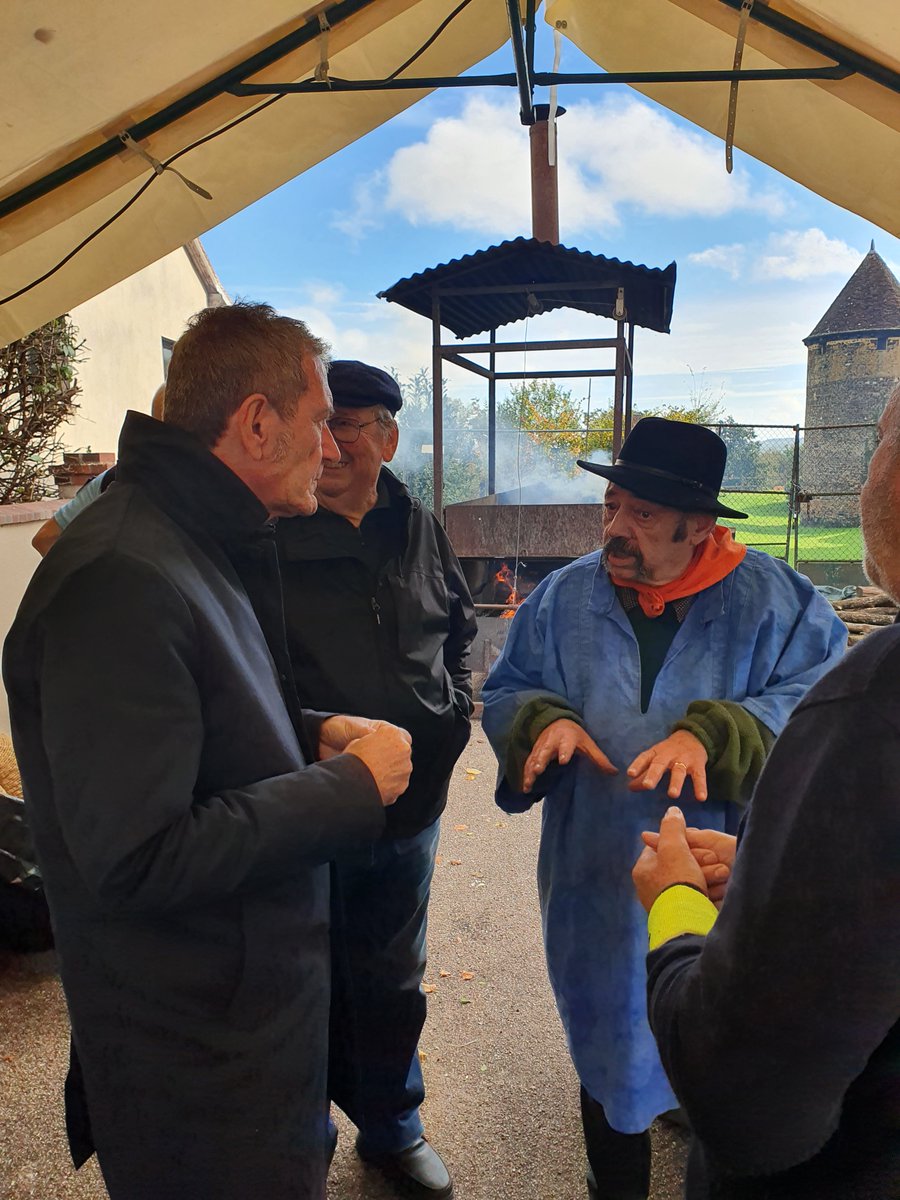 Prefet89's tweet image. 🌰Inauguration de la traditionnelle fête de la châtaigne à Diges, en présence du @Prefet89 !
🗣️"Les producteurs sont le cœur vivant de notre territoire rural. Ils sont l'un des piliers de notre #économie et de notre dynamisme."
👏bravo aux organisateurs et aux exposants !🍂