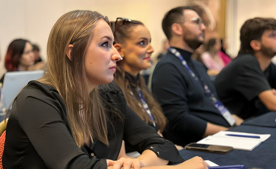 CFImedias's tweet photo. EN
🔵 A look back at the Fourth day Summer University on Fact-Checking | Balkan Voices II Project
🔷 Topic : Combating pseudoscience: Principles and practical approaches 
🎤 Speaker: Stefan Janjic 
🌐 Media: Tragač 
🔷 58 journalists from across the Balkans followed the four-day Summer University on Fact-Checking in Montenegro, gaining crucial skills to fight disinformation.
 👉 https://t.co/8SfH2NtORV

FR
🔵 Retour sur la quatrième journée de l'Université d'été sur la désinformation | Projet Balkan Voices II
🔷 Thème : Combattre la pseudoscience : Principes et approches pratiques
🎤 Intervenant : Stefan Janjić
🌐 Média : Tragač
🔷 58 journalistes des Balkans ont participé à l'Université d'été de quatre jours sur la vérification des faits au Monténégro, acquérant des compétences essentielles pour lutter contre la désinformation.
#CFImédias #ProjetEnAction #BalkanVoicesII #FactChecking #MediaTraining