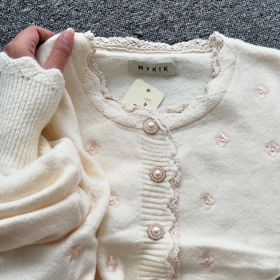 alsaluzvida's tweet image. rekomendasi brand lokal yang punya koleksi cardigan gemes gemess 😍🤏🏻