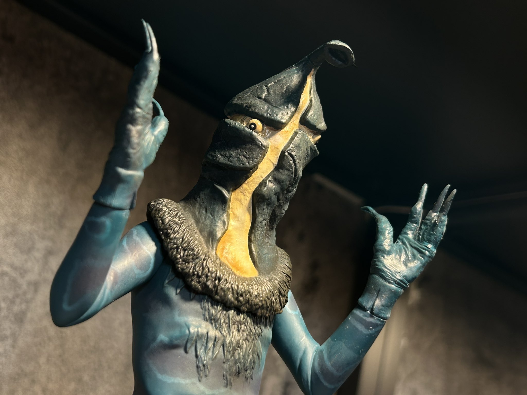 エクスプラスの大怪獣シリーズ ケムール人 顔が発光! 「ウルトラQ」の不気味なケムール人が、全高34cmの