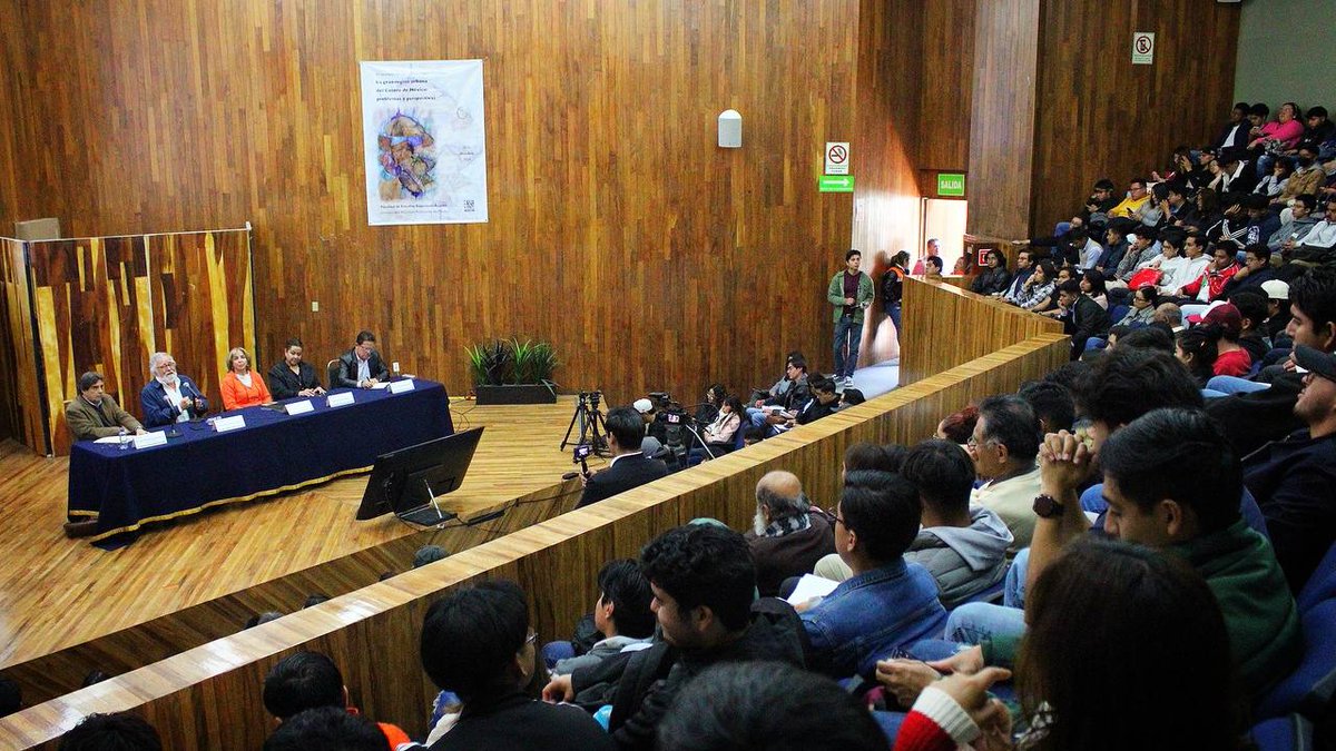 A_Encinas_R's tweet image. Me dio mucho gusto encontrarme con académicos y estudiantes de la @FES_ACATLAN @UNAM_MX!

Participé como conferencista magistral en la inauguración del XV Seminario Internacional sobre Desarrollo Regional, que este año se reune para discutir el tema &quot;La gran región urbana del…