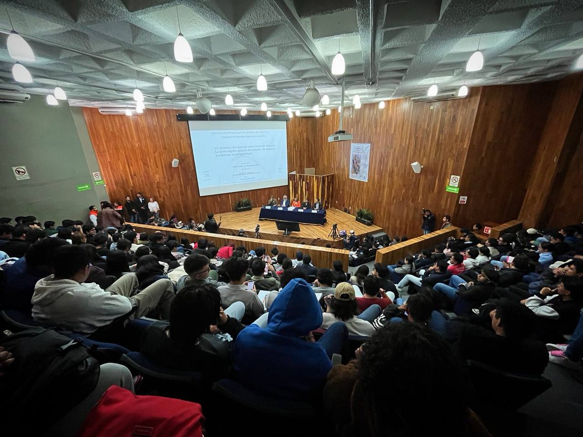 A_Encinas_R's tweet image. Me dio mucho gusto encontrarme con académicos y estudiantes de la @FES_ACATLAN @UNAM_MX!

Participé como conferencista magistral en la inauguración del XV Seminario Internacional sobre Desarrollo Regional, que este año se reune para discutir el tema &quot;La gran región urbana del…
