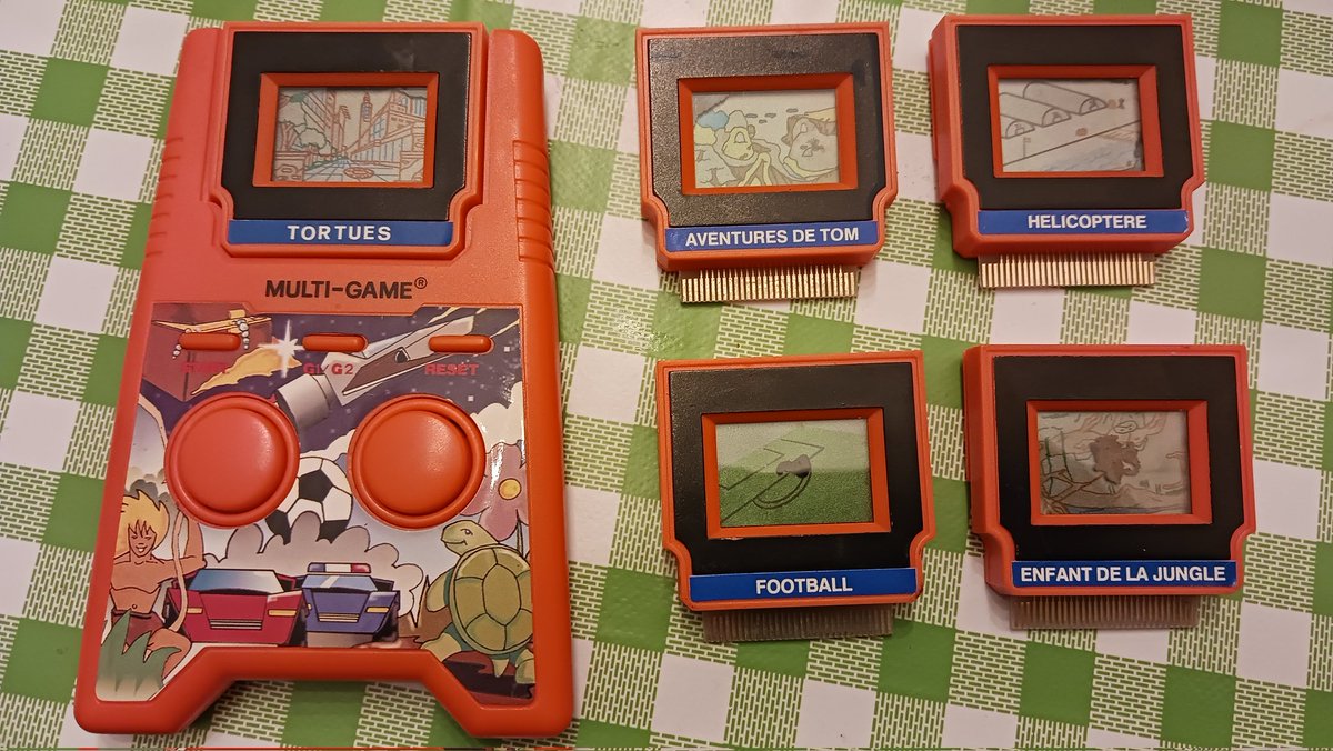 Mais qu'est-ce que c'est que ça ? 🤣
Bon, d'après les étiquettes, c'est une console Vert Baudet !
Bon, tous les écrans cristaux liquides sont tachés, je suppose qu'il faut remplacer les films polarisants ?
#RETROGAMING