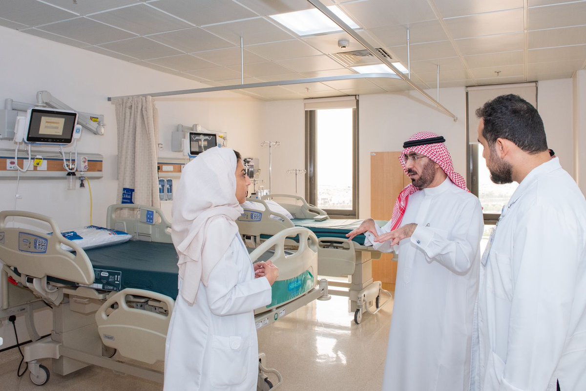 _KSU's tweet photo. قام سعادة رئيس #جامعة_الملك_سعود المكلَّف أ.د. عبدالله السلمان بزيارة تفقدية لمستشفى طب الأسنان الجامعي، حيث اطلع على أقسام المستشفى وما يقدمه من خدمات صحية وتدريبية وبحثية ومشاريع مستقبلية تحت التنفيذ،
وقد كان في استقباله أ.د. سارة السبيت المدير الطبي للمستشفى ونائبه د. محمد التركي.