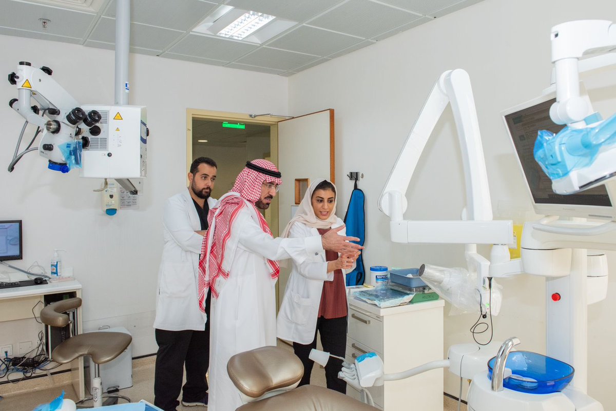 _KSU's tweet photo. قام سعادة رئيس #جامعة_الملك_سعود المكلَّف أ.د. عبدالله السلمان بزيارة تفقدية لمستشفى طب الأسنان الجامعي، حيث اطلع على أقسام المستشفى وما يقدمه من خدمات صحية وتدريبية وبحثية ومشاريع مستقبلية تحت التنفيذ،
وقد كان في استقباله أ.د. سارة السبيت المدير الطبي للمستشفى ونائبه د. محمد التركي.