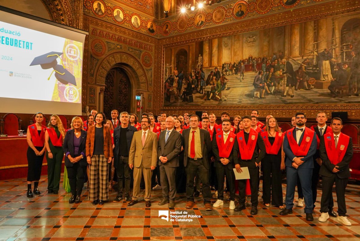 <a href="/MRocaFina/">Marta Roca Fina</a> <a href="/GrauSeguretat/">Grau en Seguretat</a> <a href="/UniBarcelona/">Universitat de Barcelona</a> <a href="/Dret_UB/">Facultat de Dret UB</a> <a href="/interiorcat/">Interior i Seguretat Pública</a> <a href="/nuriaparlon/">Parlon #apeudecarrer #interioriseguretatpública</a> <a href="/RectorUB/">Rector Joan Guàrdia</a> 🤩 L'enhorabona, graduats i graduades de la 7a promoció del <a href="/GrauSeguretat/">Grau en Seguretat</a>! 
👏👏👏
Recordeu que #ispccat i <a href="/UniBarcelona/">Universitat de Barcelona</a> som al vostre costat per acompanyar-vos en aquest nou trajecte vital.