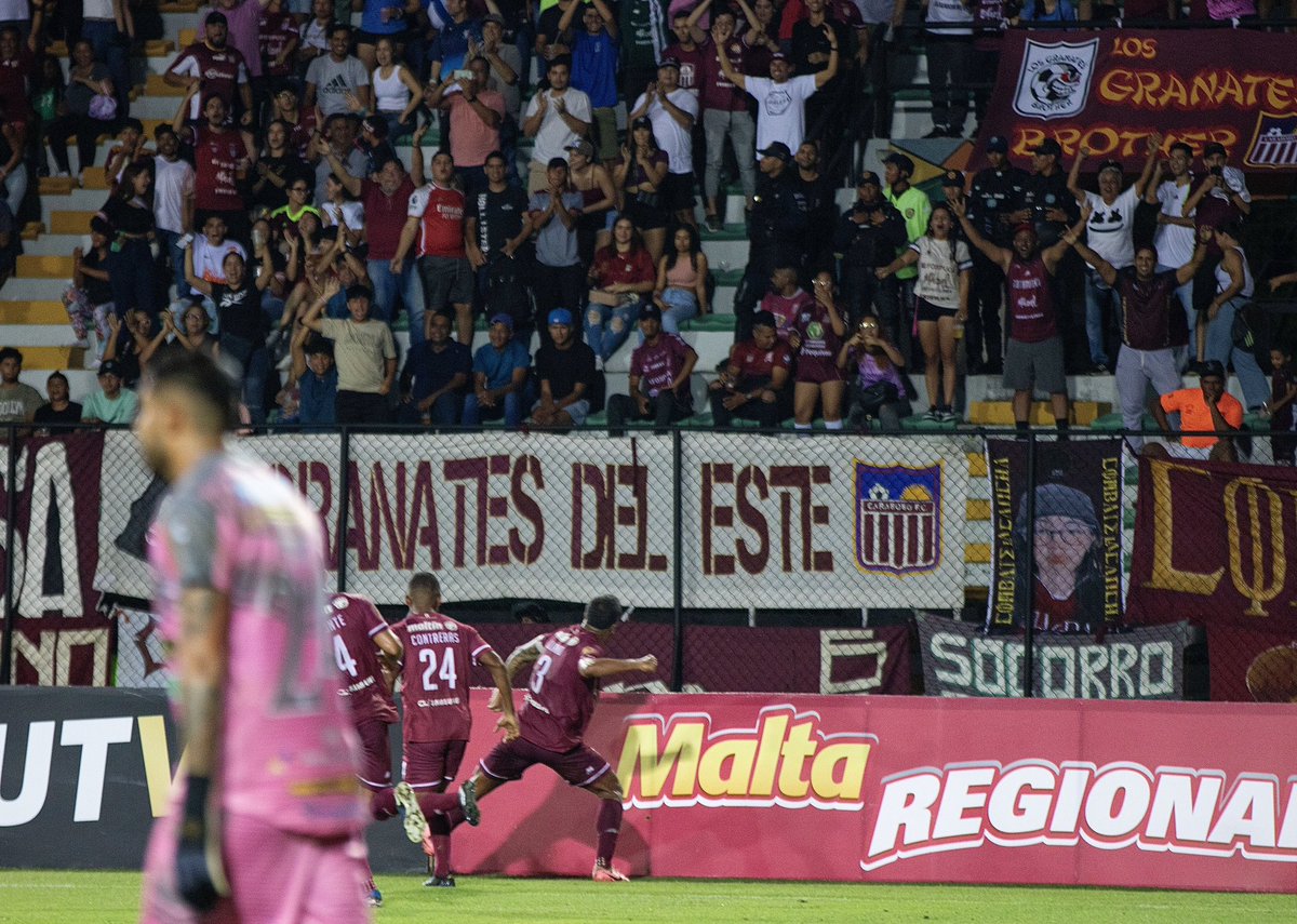 Carabobo_FC's tweet photo. Golazo de cabeza para sellar la victoria…

¿Y a dónde fue a celebrar el capi @Clujano3? 

𝑪𝒐𝒏 𝒏𝒖𝒆𝒔𝒕𝒓𝒂 𝒈𝒆𝒏𝒕𝒆, la mejor hinchada 🫂🫀🥁

#MásGranate 🔝
#CaraboboEsGranate 🇱🇻
#LigaFUTVEBancoDeVenezuela 🇻🇪 https://t.co/z0BR7gNlcF
