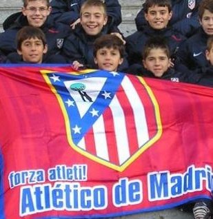 Reycholosimeone's tweet photo. Un canterano del Atleti quitándole el balón de oro a Vicente Jr. https://t.co/ieofa3ZbP4