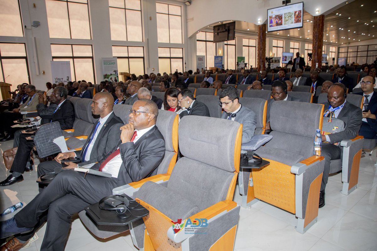 ADB_Burundi's tweet photo. Le DG de l’ @ADB_Burundi dans sa présentation est revenu sur les opportunités d'investissement au Burundi, la position stratégique du Burundi dans le commerce régional ainsi que les avantages accordées aux investisseurs qui viennent investir au Burundi https://t.co/eULcqSXKNZ