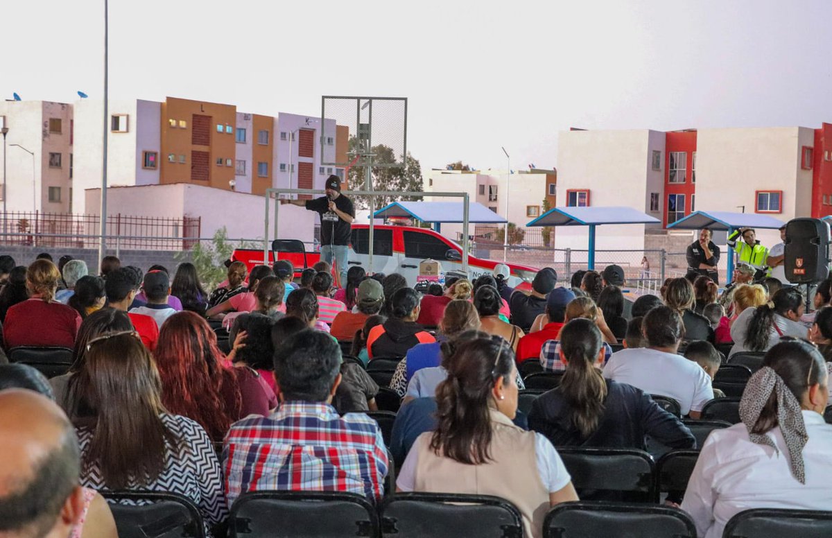 Vive_Dgo's tweet image. 📢¡VIVE🌈llegó al Fracc. Río Dorado! Con la conferencia &quot;El Buscador&quot;, @HectorVelaV, compartió mensaje sobre la importancia de la familia como núcleo esencial para fortalecer los valores. Estamos seguros que una comunidad unida y con valores firmes es clave para un mejor futuro👨‍👩‍👧‍👦