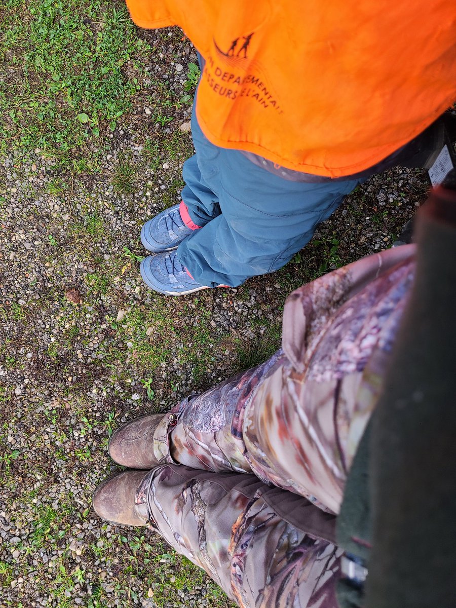 DoryC6's tweet image. Histoire de #transmission et de #partage. #chassepartage
Ma fille m'a accompagnée pour la 1ère fois à la chasse.
Elle a écouté attentivement les consignes de sécurité et de tir au rond : c'est comme à l'école m'a-t-elle fait remarqué d'ailleurs... 1/3
