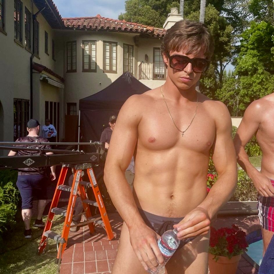 CINEMA505's tweet image. Nicholas Alexander Chavez durante as filmagens de Monsters.