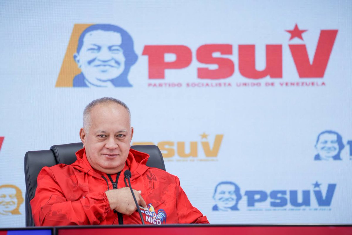 ConElMazoDando's tweet photo. 🔴 Este lunes, 28 de octubre, el primer vicepresidente del Partido Socialista Unido de Venezuela (@PartidoPSUV), Diosdado Cabello Rondón (@dcabellor), celebró tres meses de la victoria popular del presidente de la República, Nicolás Maduro (@NicolasMaduro), en las elecciones presidenciales del mes de julio.

“Tres meses de la victoria revolucionaria del 28 de julio ¡Yo voy a mi Gallo Nico!”, expresó Cabello durante la rueda de prensa del #PSUV.

En ese sentido, reafirmó que la gran victoria del 28 de julio “le puso un freno al fascismo ❌, le puso la vara alta al fascismo en Venezuela 🇻🇪”. Al tiempo, indicó que de haber ganado los sectores de la ultraderecha el país estuviera siendo objeto de “persecuciones a los compañeros y compañeras militantes de la Revolución”.

Además, recordó los lamentables hechos que sucedieron por parte de la ultraderecha en el país que desataron la violencia, al hacer referencia el asesinato de compañeras de la militancia revolucionaria y un funcionario de la Guardia Nacional Bolivariana (#GNB).

“Asesinaron a más de 20 de los que estaban en las manifestaciones con sicarios, porque la idea de ellos (la oposición) era echarle la culpa a la Revolución Bolivariana, ese era el fondo; entonces Venezuela logró bloquear el fascismo en esta parte de nuestra América, mientras que en otros países como Argentina están luchando contra el fascismo”, apuntó.