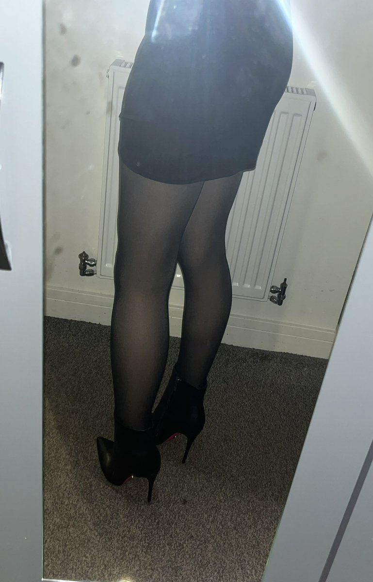 redlump's tweet photo. quick mirror pics in my boots 🖤
#femboy #trap #sissy #tights #pantyhose #legs #skirt #giaro #highheels #heels #boots #mirrorpic https://t.co/kL8HxAEFUQ