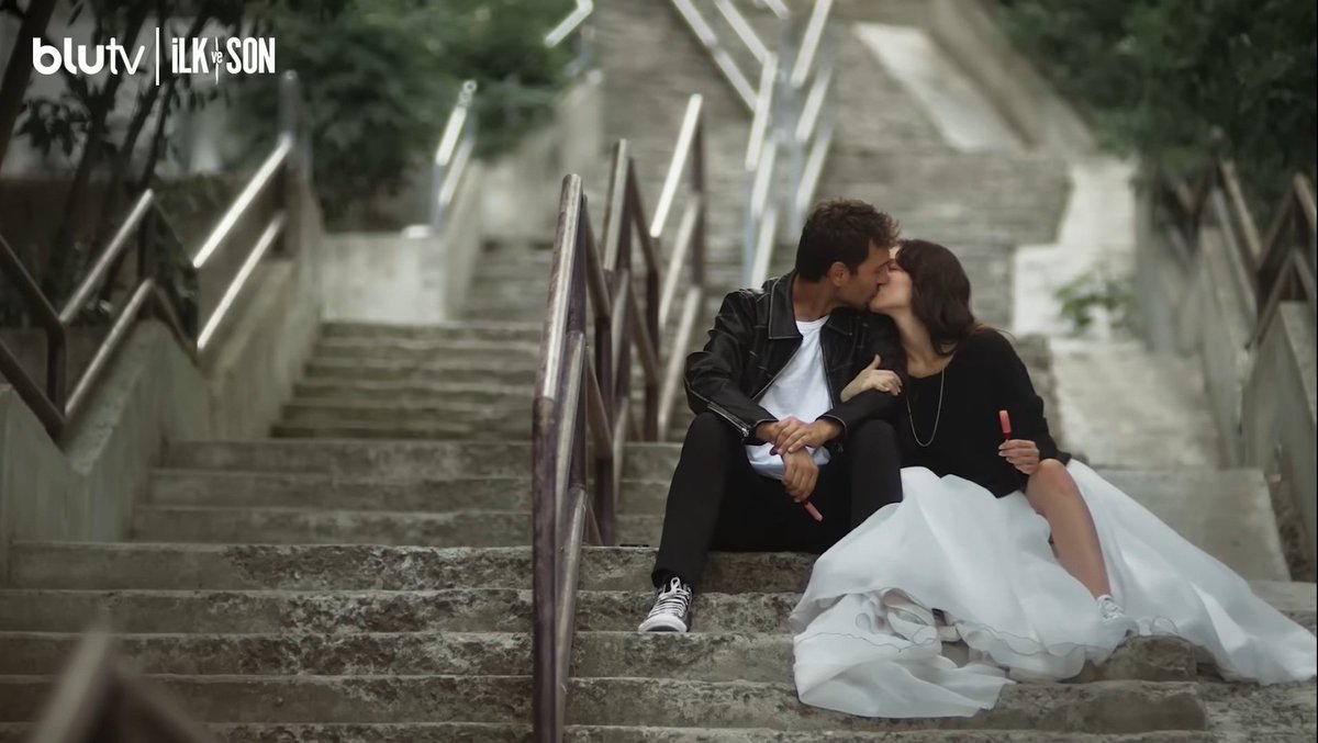 İlk sezonunu izlemediğimden başlamak istememiştim fakat yeni sezonun daha ilk bölümünden bayıldım 😭 Abartılı olmayan ve içten oyunculukları olsun, çift uyumu olsun hikayesiyle derbeder edecek gibi... Sabırsızlıkla diğer bölümleri bekleyelim bakalım 🤩
#İlkVeSon