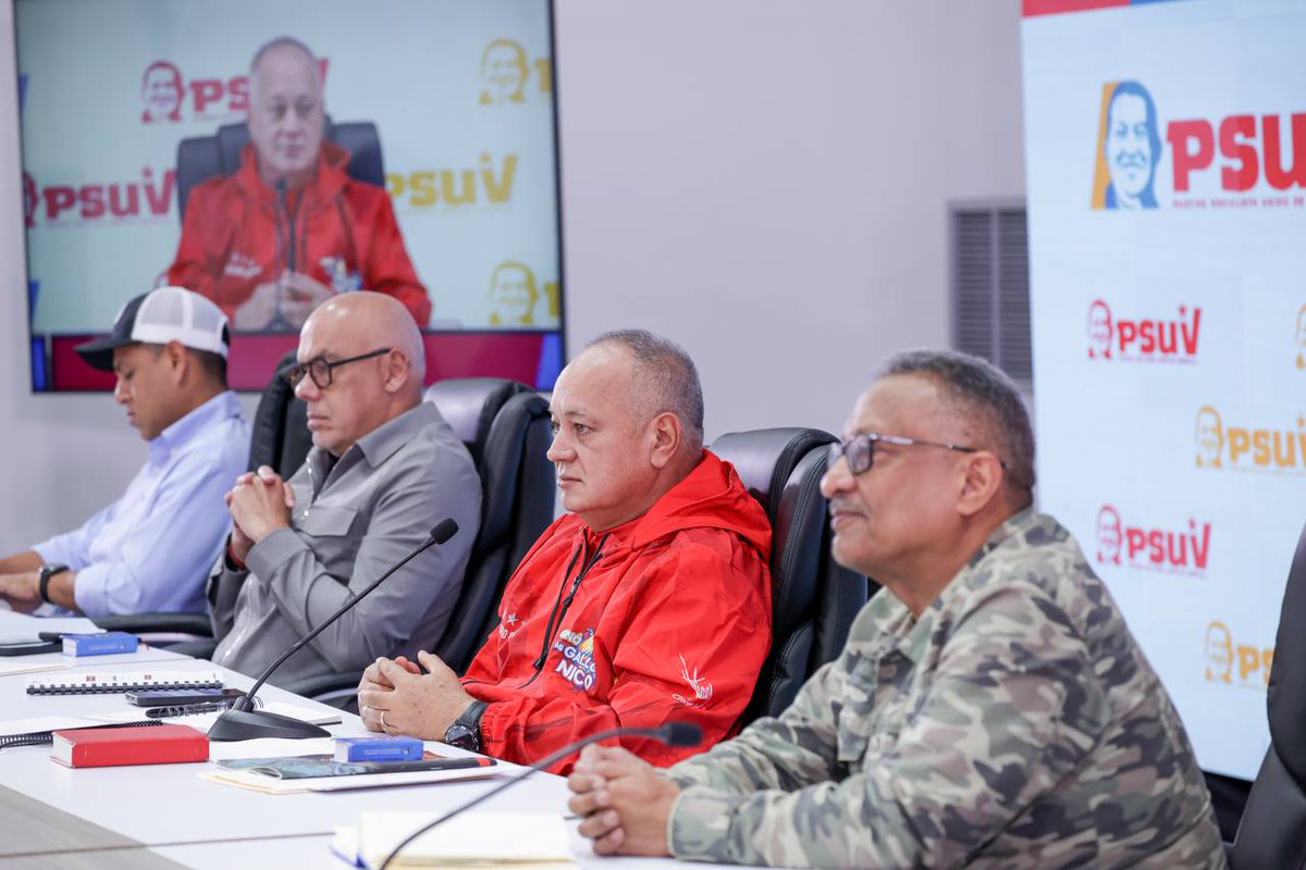 ConElMazoDando's tweet photo. 🔴 Este lunes, 28 de octubre, el primer vicepresidente del Partido Socialista Unido de Venezuela (@PartidoPSUV), Diosdado Cabello Rondón (@dcabellor), celebró tres meses de la victoria popular del presidente de la República, Nicolás Maduro (@NicolasMaduro), en las elecciones presidenciales del mes de julio.

“Tres meses de la victoria revolucionaria del 28 de julio ¡Yo voy a mi Gallo Nico!”, expresó Cabello durante la rueda de prensa del #PSUV.

En ese sentido, reafirmó que la gran victoria del 28 de julio “le puso un freno al fascismo ❌, le puso la vara alta al fascismo en Venezuela 🇻🇪”. Al tiempo, indicó que de haber ganado los sectores de la ultraderecha el país estuviera siendo objeto de “persecuciones a los compañeros y compañeras militantes de la Revolución”.

Además, recordó los lamentables hechos que sucedieron por parte de la ultraderecha en el país que desataron la violencia, al hacer referencia el asesinato de compañeras de la militancia revolucionaria y un funcionario de la Guardia Nacional Bolivariana (#GNB).

“Asesinaron a más de 20 de los que estaban en las manifestaciones con sicarios, porque la idea de ellos (la oposición) era echarle la culpa a la Revolución Bolivariana, ese era el fondo; entonces Venezuela logró bloquear el fascismo en esta parte de nuestra América, mientras que en otros países como Argentina están luchando contra el fascismo”, apuntó.