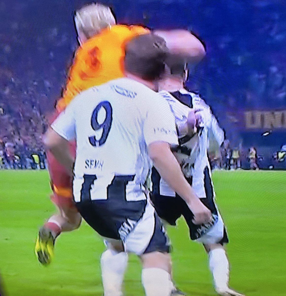 Forma gırtlağına gelmiş çekmekten vermiyorsun gidip diğerine koşa koşa çalıyorsun arkası gol oluyor.Değişmez abi.Seba değiştiremedi bunları değişmez