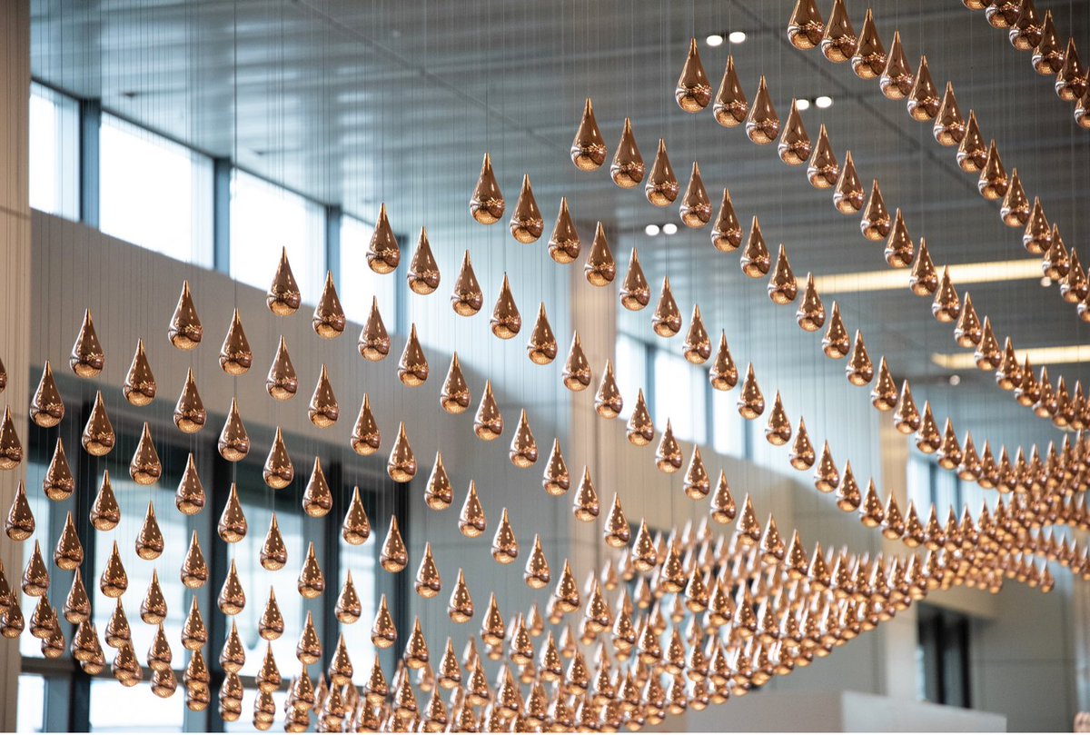 WorldAirSociety's tweet photo. .@ChangiAirport's mesmerizing "Kinetic Rain" art installation in Terminal 1 is made of 1,216 copper-plated rain drops. The drops, attached to a hidden motor, are programmed to form 16  shapes, including an airplane &amp; a hot air balloon. #airport #art #avgeek 
Photo: Changi Airport https://t.co/BfkVezqBGW