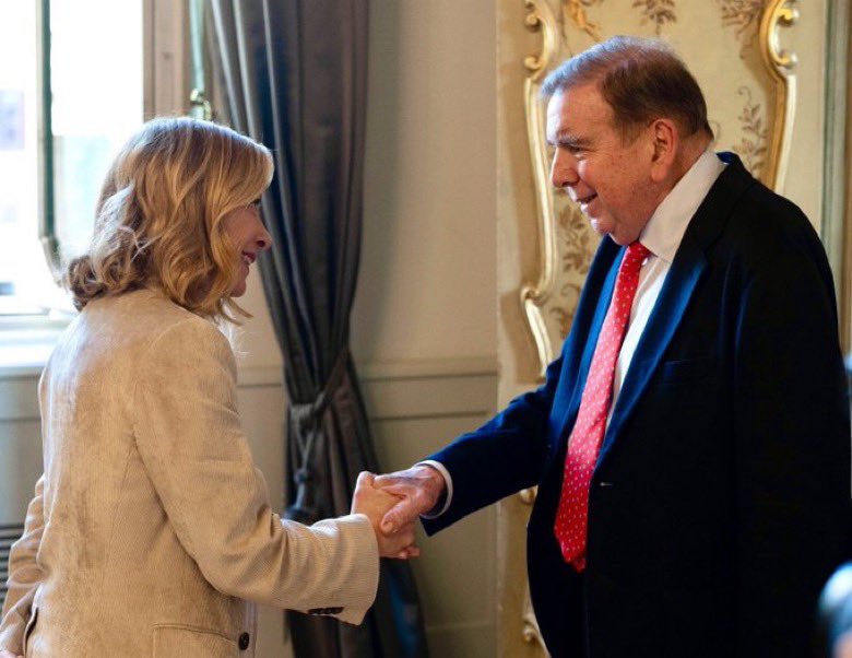 El abuelo chavista disfrazado de opositor de tour en Europa, en reuniones que, así como Guaidó en 2019, no llegan a nada, puro postureo 

¿Quién financia esto?