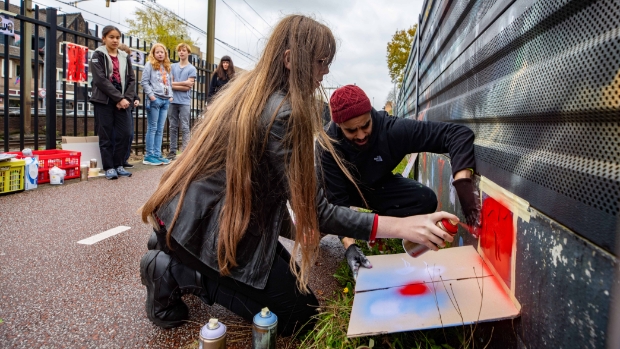 [Extra] Jongeren leren legaal graffiti spuiten: ‘Hoe leuk als je straks met de trein gaat en je je eigen kunstwerk ziet’ -  hilversumsnieuws.nl/l/345325