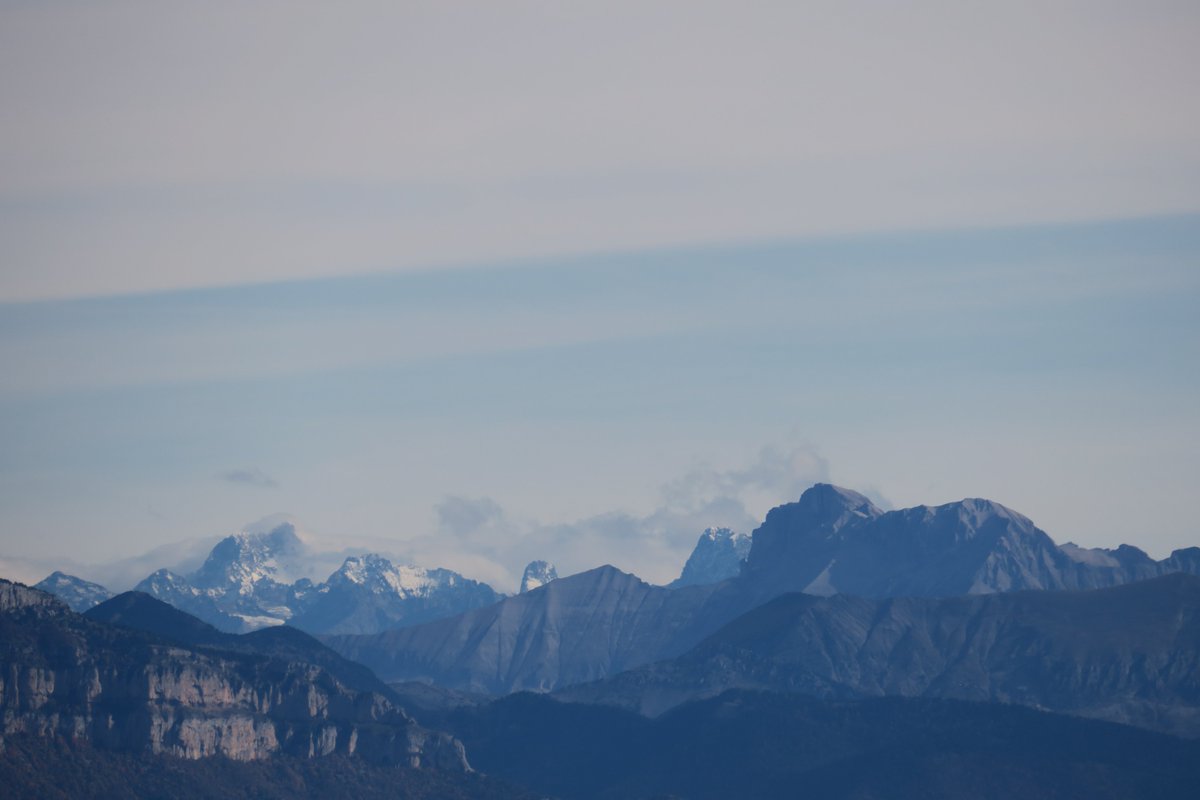 MeteoViriat's tweet photo. @GLaG_38 @ledevoluy Dimanche dernier l'Obiou vu des 3 Becs (Drôme) avec les Ecrins en arrière plan. https://t.co/2uI5uk37ag