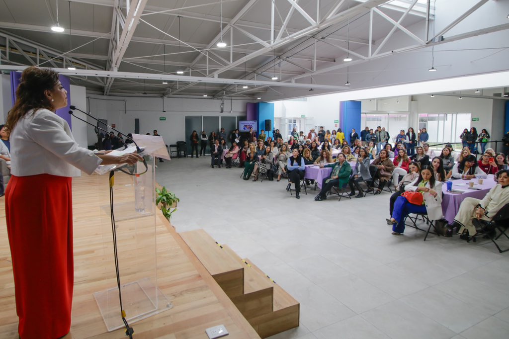 ClaraBrugadaM's tweet photo. ¡Vamos a romper los techos de cristal en el sector económico!

Al inaugurar el encuentro "Mujeres del futuro" aseguré que vamos a impulsar el próximo año un Programa para la Autonomía Económica de las Mujeres con apoyo económico, capacitación y formación, además de un Sistema de Cuidados con 200 centros y desarrollo infantil, que tendrán espacios en las Utopías, además de priorizar en los contratos públicos a las empresas dirigidas por mujeres o con consejos paritarios.

Ante empresarias y emprendedoras reconocí su esfuerzo e hice un llamado a lograr la paridad en las direcciones y consejos administrativos.

¡Es tiempo de mujeres!

#CapitalDeLaTransformación