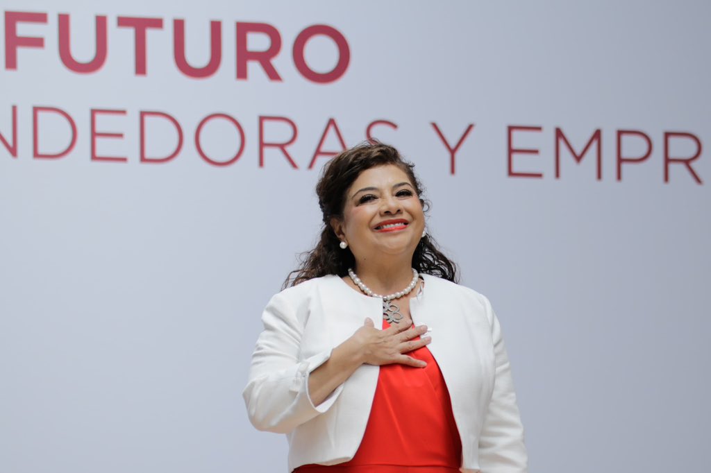 ClaraBrugadaM's tweet photo. ¡Vamos a romper los techos de cristal en el sector económico!

Al inaugurar el encuentro "Mujeres del futuro" aseguré que vamos a impulsar el próximo año un Programa para la Autonomía Económica de las Mujeres con apoyo económico, capacitación y formación, además de un Sistema de Cuidados con 200 centros y desarrollo infantil, que tendrán espacios en las Utopías, además de priorizar en los contratos públicos a las empresas dirigidas por mujeres o con consejos paritarios.

Ante empresarias y emprendedoras reconocí su esfuerzo e hice un llamado a lograr la paridad en las direcciones y consejos administrativos.

¡Es tiempo de mujeres!

#CapitalDeLaTransformación