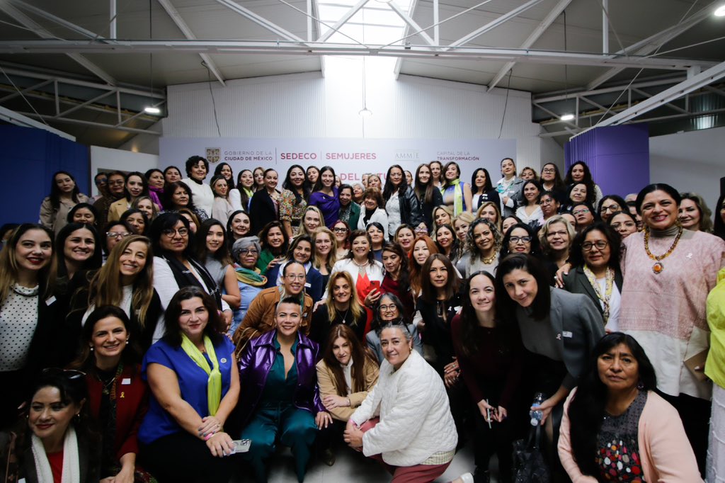 ClaraBrugadaM's tweet photo. ¡Vamos a romper los techos de cristal en el sector económico!

Al inaugurar el encuentro "Mujeres del futuro" aseguré que vamos a impulsar el próximo año un Programa para la Autonomía Económica de las Mujeres con apoyo económico, capacitación y formación, además de un Sistema de Cuidados con 200 centros y desarrollo infantil, que tendrán espacios en las Utopías, además de priorizar en los contratos públicos a las empresas dirigidas por mujeres o con consejos paritarios.

Ante empresarias y emprendedoras reconocí su esfuerzo e hice un llamado a lograr la paridad en las direcciones y consejos administrativos.

¡Es tiempo de mujeres!

#CapitalDeLaTransformación