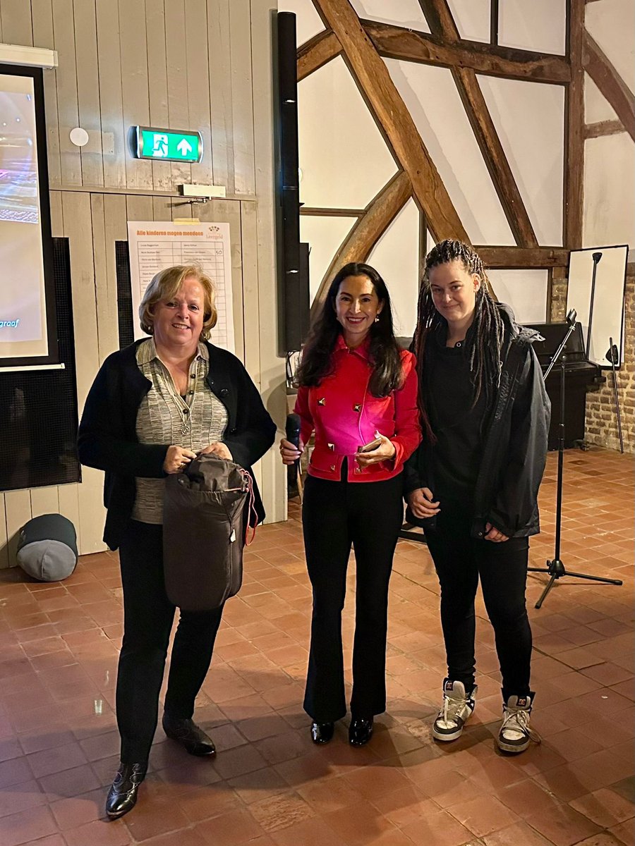 Rotary Club Parkstad doneert 20 slaapzakken aan het Leger des Heils om daklozen warm te houden deze winter. Samen zetten we ons in voor hen die onze steun het hardst nodig hebben! 

#RotaryClub #LegerDesHeils #rclandgraaf