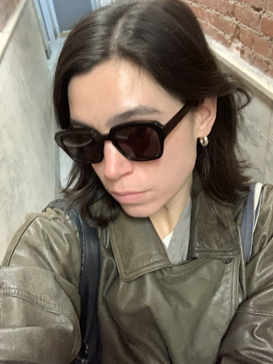 paleomagnetizm's tweet photo. By the time i get to the first floor I can’t entertain those types of questions anymore because i always remember that even though I have five flights of stairs to descend, I only have one life to live😍 #letsdominate https://t.co/8Qkjt0Q4gI